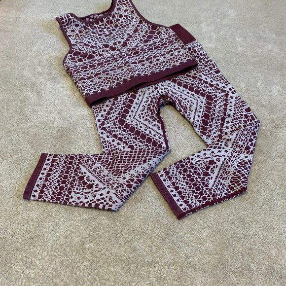 Fabletics High-Waisted Seamless Lace Capri Leggings Burgundy and Sand - Picture 12 of 13